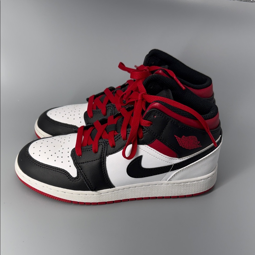 Nike Air Jordan‎ 1 Mid Gym Red Black White 2021 DQ8424 106 GS Youth Size 5.5Y